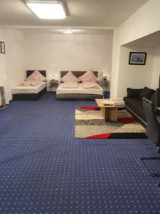 ein Wohnzimmer mit 2 Betten und einem Sofa in der Unterkunft ST2 Apartment in Triberg