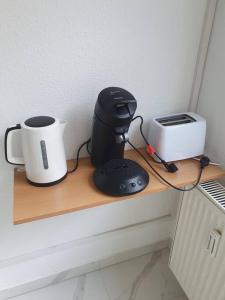 eine Theke mit einer Kaffeemaschine und einem Mixer darauf in der Unterkunft ST2 Apartment in Triberg