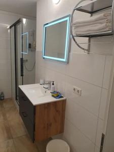 ein Bad mit einem Waschbecken und einem Etagenbett in der Unterkunft ST2 Apartment in Triberg