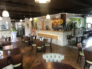 un ristorante con tavoli e sedie e un bar di Das Arni´s a Mehlmeisel
