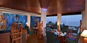 Restoran atau tempat lain untuk makan di Gokulam Grand Turtle On The Beach