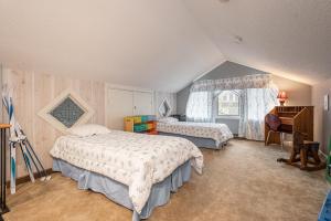 a bedroom with two beds and a piano at Beary Relaxing in McHenry