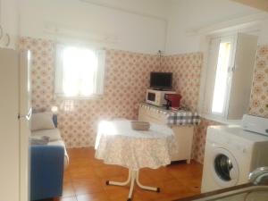 um pequeno quarto com uma mesa e uma máquina de lavar roupa em Casas da Saibreira - nº2 em Elvas