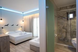 ein Hotelzimmer mit Bett und Dusche in der Unterkunft SEKRETO hotel in Parga + 70 Fotos