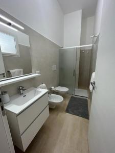 ein Bad mit einem Waschbecken, einem WC und einer Dusche in der Unterkunft SALENTO AT HOME in Nardò