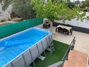 een uitzicht over een zwembad met een tafel en stoelen bij CASA MARIA CINTA in Deltebre