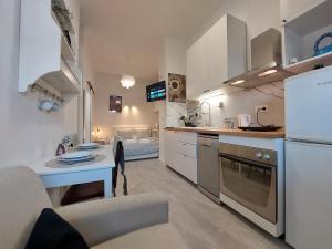 Η κουζίνα ή μικρή κουζίνα στο Lipotica Rooms +15 φωτογραφίες