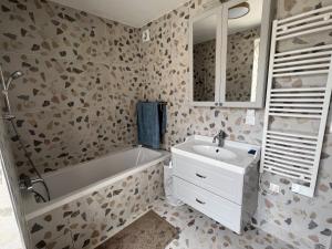 Kamar mandi di Villa 3 Bedrooms - Proche VERSAILLES ORLY PARIS PARKING GRATUIT