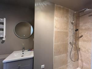 Koupelna v ubytování Villa 3 Bedrooms - Proche VERSAILLES ORLY PARIS PARKING GRATUIT