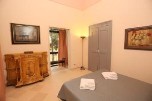 クトロフィアーノにあるVilla Lucrezio Resortのベッド1台(白いタオル2枚付)が備わる客室です。