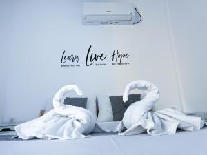 una camera con due asciugamani bianchi su un letto di Vila Matt a Vama Veche