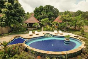 艾湄灣的住宿－巴厘島夢想之家酒店，享有度假村游泳池的顶部景致