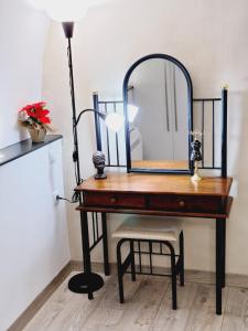 een bureau met een spiegel en een lamp erop bij THOMAS LUXURY APARTMENT in the historical center of Ioannina in Ioannina