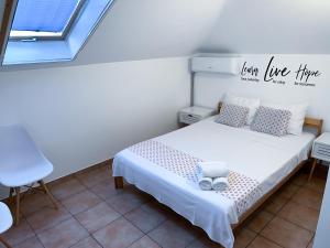 una camera con un letto bianco e una finestra di Vila Matt a Vama Veche