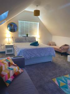 Een bed of bedden in een kamer bij Vibrant & Modern studio apartment in Birmingham