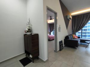 - un salon avec un canapé et une table dans l'établissement Share Room Atlantis Residences, à Malacca