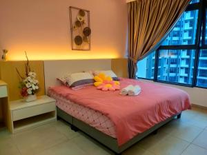 - une chambre avec un lit et des fruits dans l'établissement Share Room Atlantis Residences, à Malacca