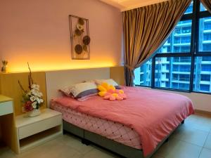 - une chambre dotée d'un lit rose avec des ballons dans l'établissement Share Room Atlantis Residences, à Malacca