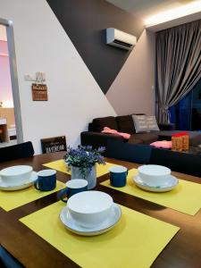 d'un salon avec une table et des plaques de cuisson. dans l'établissement Share Room Atlantis Residences, à Malacca