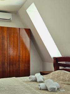 ein Schlafzimmer mit einem Bett mit Handtüchern darauf in der Unterkunft Restoran Lovac in Novi Kneževac