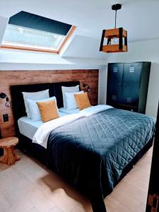 - une chambre avec un grand lit et une fenêtre dans l'établissement Hotel L'ermitage, à Houffalize