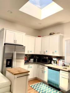 Kitchen o kitchenette sa Secluded*NEW3BED*3BATH*Beach*SPC-X*Airforcebase