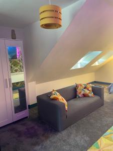 a living room with a couch and a ceiling at Vibrant & Modern studio apartment in Birmingham in Birmingham