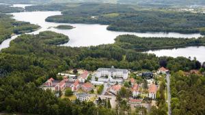 eine Luftansicht eines Resorts auf einem See in der Unterkunft Vejlsøhus Hotel and Conference Center in Silkeborg