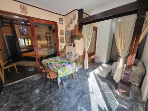 a living room with a table and a bedroom at LENA Apartman 45m2 Sokobanja-CENTAR in Soko Banja