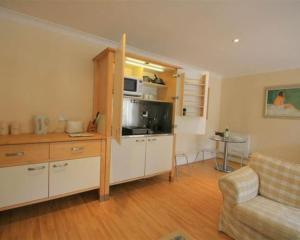 Η κουζίνα ή μικρή κουζίνα στο The Cottage Hankerton Priory