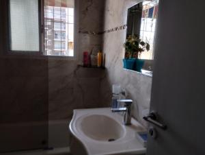 bagno con lavandino e specchio di Verde Almagro dos cuartos a Buenos Aires