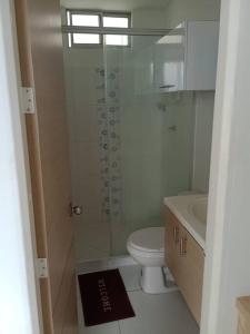 a bathroom with a shower and a toilet and a sink at Apto Agradable y Fresco en Conjunto Cerrado Decimo Piso in Neiva