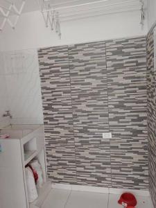 a bathroom with a shower with a brick wall at Apto Agradable y Fresco en Conjunto Cerrado Decimo Piso in Neiva