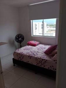 a bedroom with a bed and a window at Apto Agradable y Fresco en Conjunto Cerrado Decimo Piso in Neiva