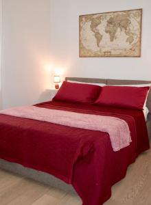 ein Schlafzimmer mit einem großen Bett mit einer roten Decke in der Unterkunft Il Giardinetto in Verona