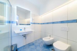 een witte badkamer met een toilet en een wastafel bij Eden sul Mare in Amalfi
