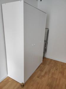 een witte kast met een deur in een kamer bij Ferienhaus Jung in Katzhütte
