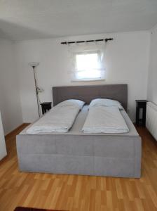 een groot bed in een kamer met een raam bij Ferienhaus Jung in Katzhütte