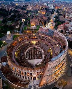 una vista aérea del coloso por la noche en Magenta Roma house en Roma