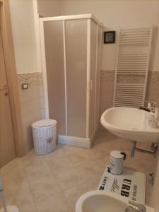 a bathroom with two sinks and a toilet and a shower at Appartamento Casa Margi in Ameglia