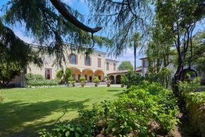 einen Blick auf ein großes Haus mit Hof in der Unterkunft Villa Milesi in Franciacorta in Erbusco