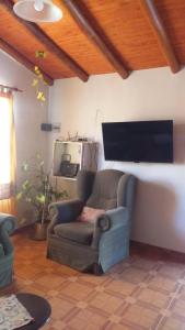 un soggiorno con divano e TV a schermo piatto di Lo de Tere P/8! a Malargüe