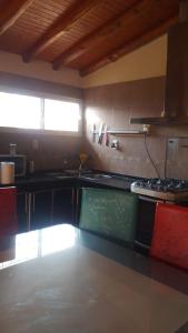 uma cozinha com um lavatório e um fogão em Lo de Tere P/8! em Malargüe
