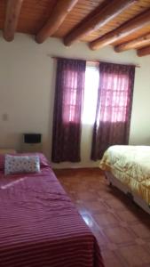1 dormitorio con 2 camas y 2 ventanas en Lo de Tere P/8! en Malargüe