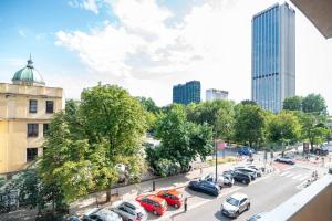 a view of a city street with cars parked at Regem Pokoje Nowogrodzka in Warsaw