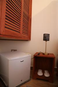 een kamer met een koelkast en een lamp op een tafel bij Wademac Arusha Inn Hotel in Arusha