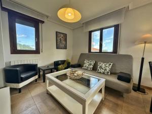 salon z kanapą i stołem w obiekcie Las Pozas De Utienes - 7811 w mieście Arnuero