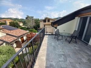 d'une terrasse avec une table et des chaises sur un balcon. dans l'établissement Green Stay Bergamo, à Bergame