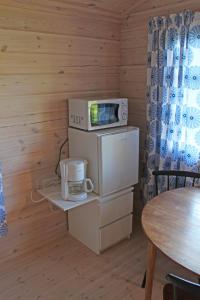 eine Küche mit einer Mikrowelle auf dem Kühlschrank in der Unterkunft Skatafé in Skata