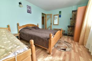 1 dormitorio con 1 cama y suelo de madera en La Mitica, en Ranca